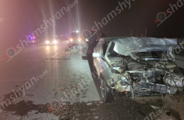 Արարատի մարզում բախվել են Mercedes-ն ու Lada Priora-ն, կա վիրավոր